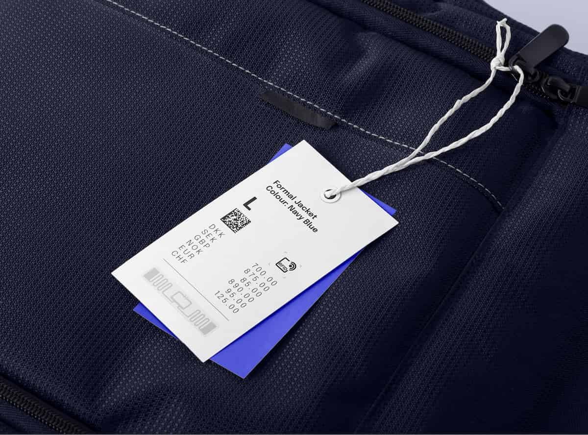 Etiqueta de preço em jaqueta azul-marinho com tecnologia RFID no varejo para identificação e controle de estoque.